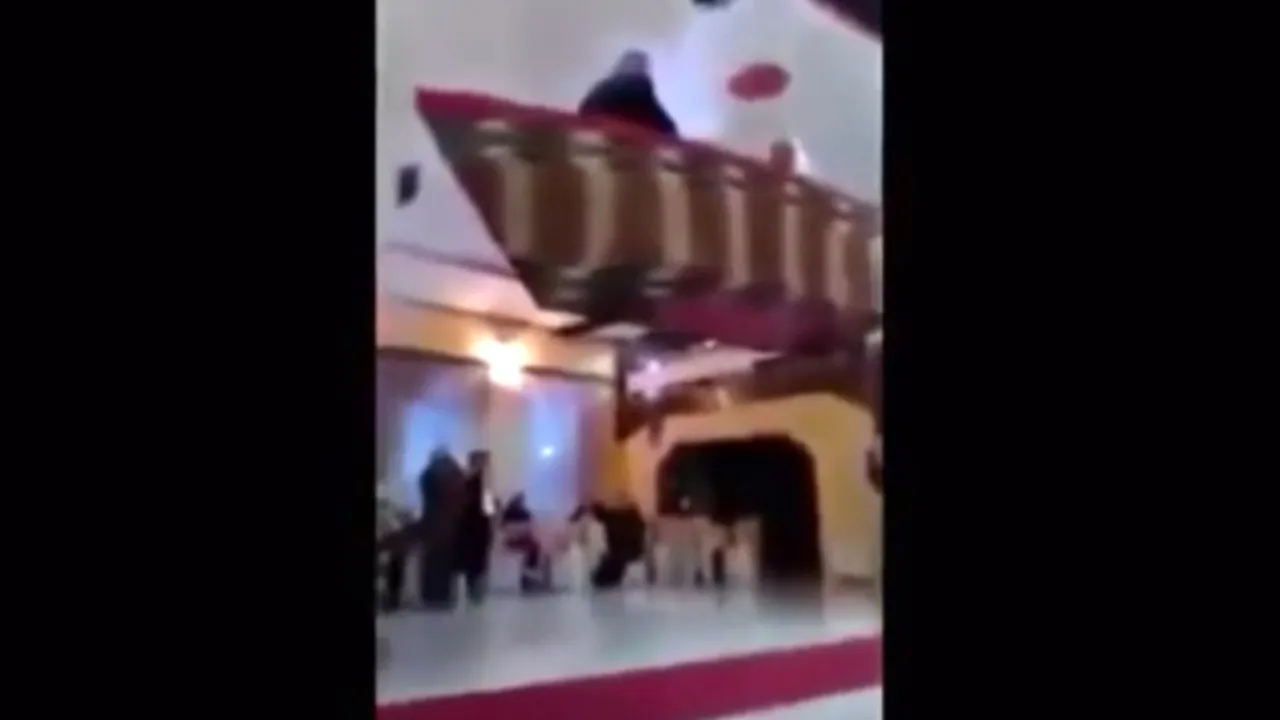 Momente de coșmar pentru doi miri care au vrut să intre cu barca în biserică