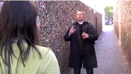 Magie de Halloween. Trucul cu care iluzionistul Rich Ferguson i-a speriat pe trecători.  VIDEO