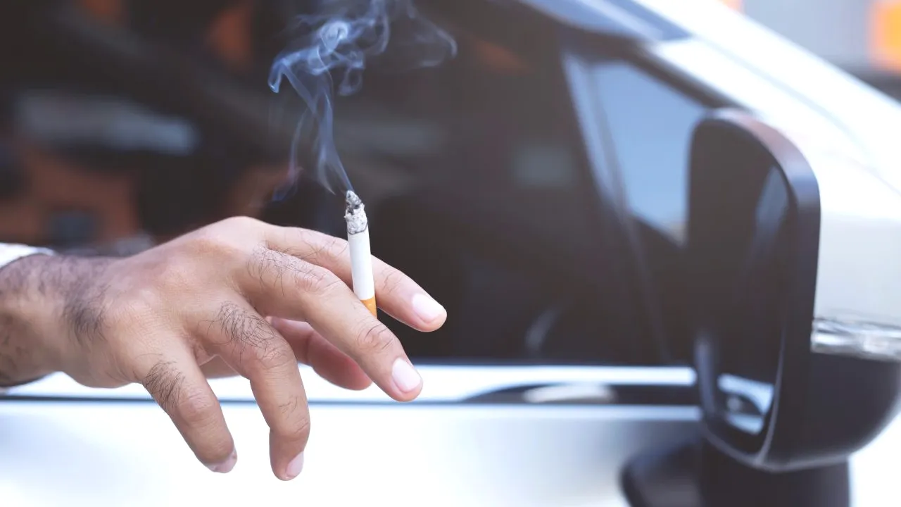 Amendă de 15.000 de lei pentru un șofer care a aruncat un chiștoc de țigară pe geamul mașinii