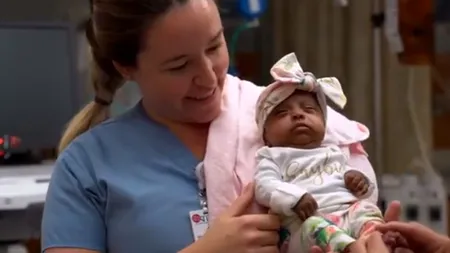 Bebelușul miracol: Cântărea aproape cât un măr mai mare atunci când s-a născut - VIDEO 