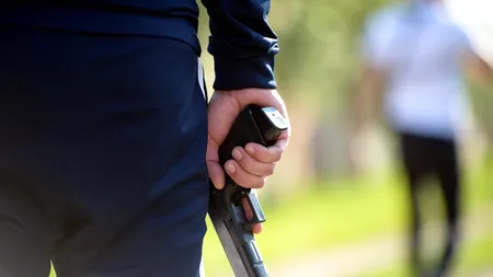 EXCLUSIV. Polițist cercetat pentru crimă într-unul dintre cele mai tulburătoare cazuri din istoria Poliției Române. Infractorul împușcat s-a trezit din morți, în drum spre INML!