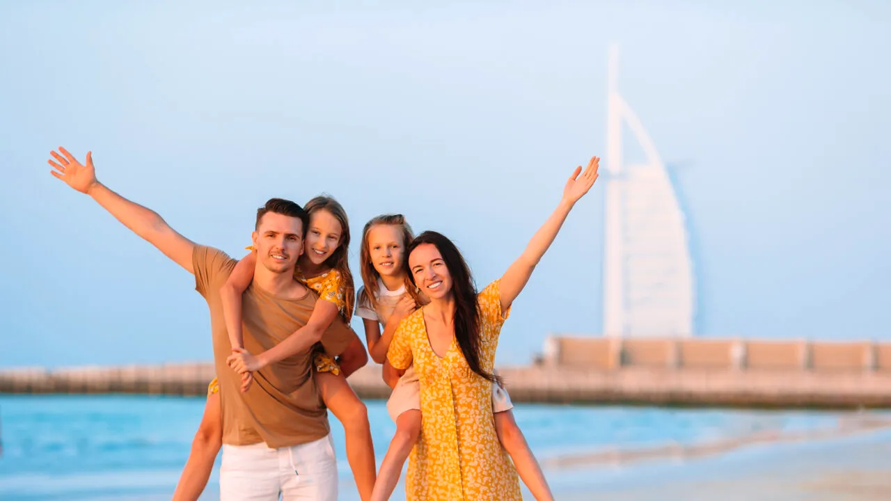 Vacanțele în Dubai au devenit un vis la propriu. Cât a ajuns să coste un zbor din cauza războiului și prin ce experiențe de coșmar trec turiștii