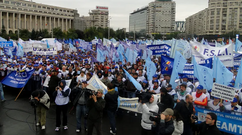 Sindicaliștii din Educație protestează în fața Palatului Parlamentului. Neacordarea sporului pentru condiţii de muncă, neplata orelor suplimentare și nedecontarea navetei, între nemulțumiri