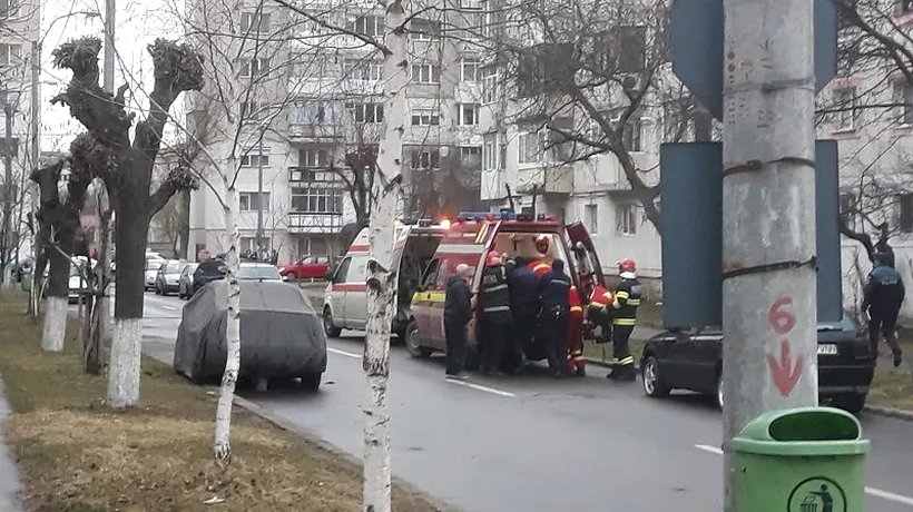 Doi muncitori, uciși de un bărbat care îi ținea ostatici într-un apartament din Onești. Agresorul fusese evacuat, iar casa era renovată de noul proprietar (VIDEO)
