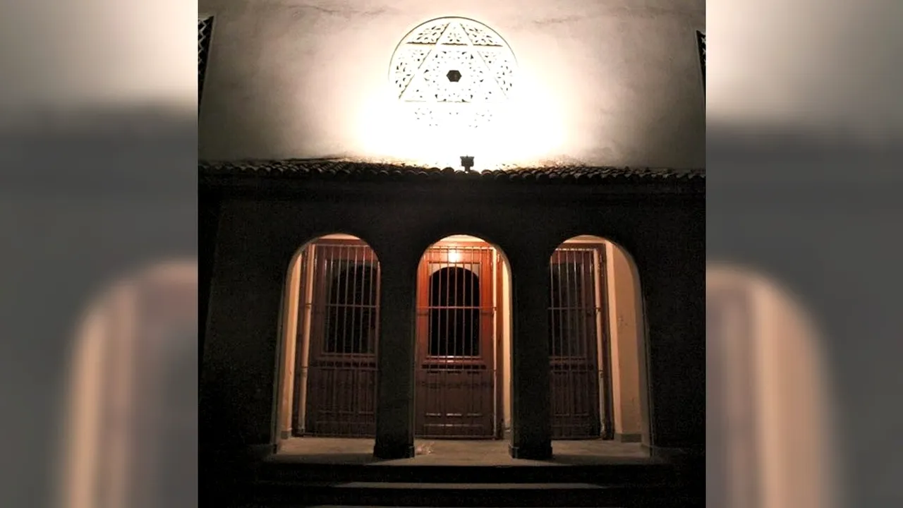 Dosar penal. Un bucureștean a vandalizat o sinagogă lipind SIMBOLURI LEGIONARE pe ușă