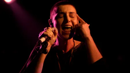 Sinead O'Connor, internată în spital după sinuciderea fiului său. Artista amenințase că vrea să îl „urmeze”: „Sunt pierdută fără copilul meu și mă urăsc”