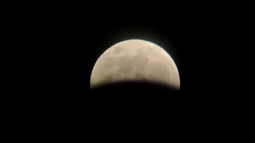VIDEO. Superluna sângerie și singura eclipsă totală de lună din 2021 au avut loc miercuri la ora prânzului 