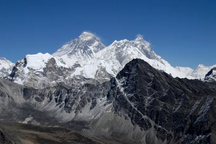 Vârful Everest, atins de 274 de alpiniști într-o singură zi