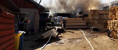 Incendiu la o hală de materiale de construcții din Balotești.  Flăcările au cuprins o suprafață de 400 de metri pătrați