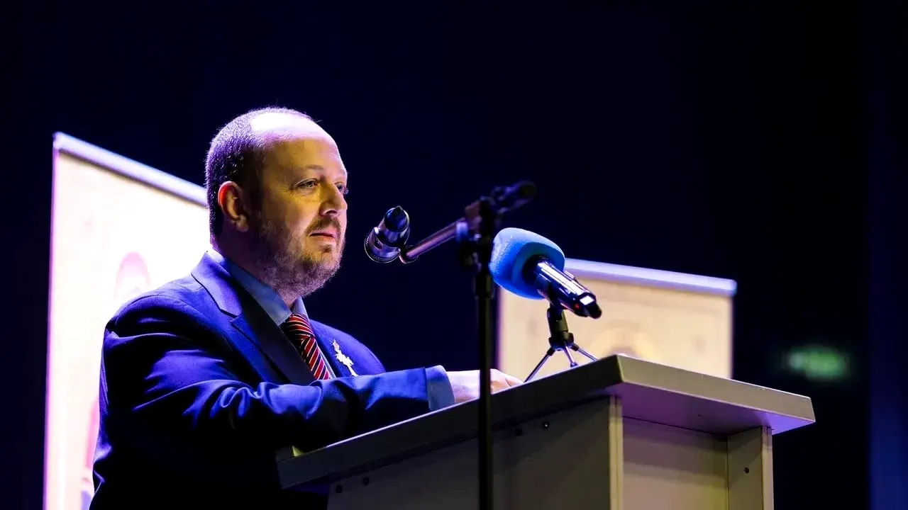 Adrian Papahagi, la un pas să fie „linșat” la o conferință teologică de către un preot. Alți preoți au intervenit în forță și l-au scos din sală pe agresor