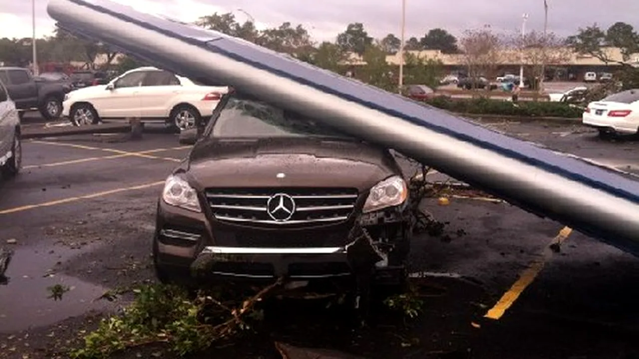 VIDEO. Când tornada lovește un dealership Mercedes