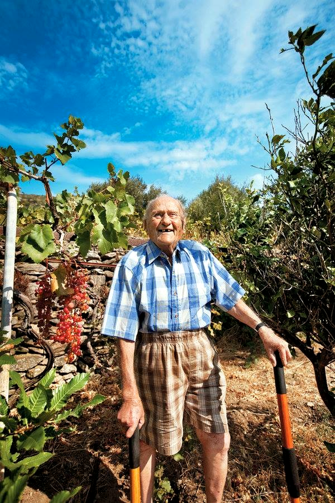Povestea uluitoare a lui Stamatis, bărbatul care a păcălit moartea timp de 45 de ani. Secretul lui: s-a mutat pe o insulă, în Grecia