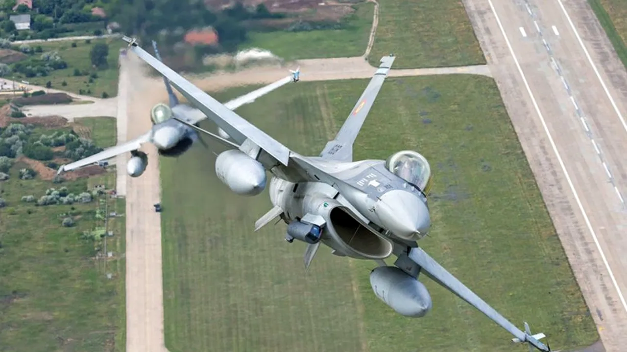 Galați: Un avion de luptă a pierdut în zbor rezervorul extern și alte piese, în timp ce lansa o bombă de antrenament