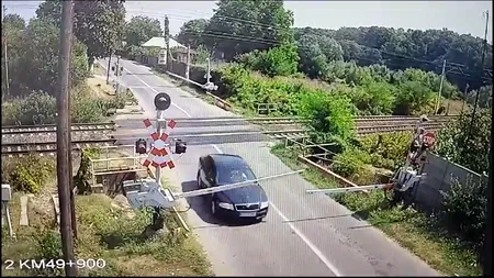 VIDEO | Inconștiență fără limite. Un șofer spulberă bariera de la o trecere de cale ferată