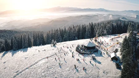 Bukovel, stațiunea montană dintr-o țară aflată în RĂZBOI. Ce spun turiștii: „Ai învățat să skiezi printre drone și bombe? Dacă nu, vei învăța”
