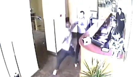 Ce pedeapsă a primit un interlop care a devastat o terasă și a bătut mai mulți turiști