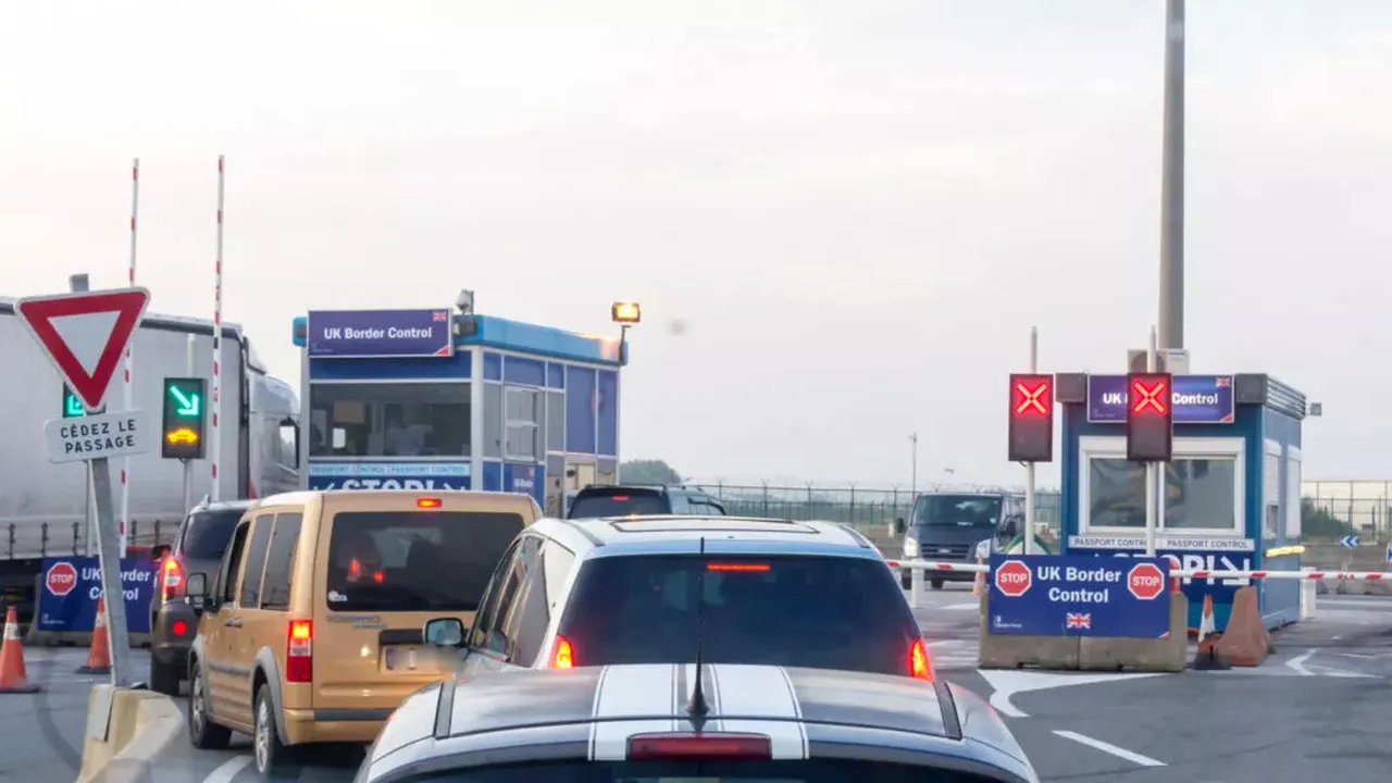 Cum a încercat un adolescent de 17 ani să intre în Marea Britanie, ascuns în duba condusă de un ROMÂN. L-au găsit mai mult mort decât viu