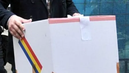 PORȚIE DUBLĂ de buletine de VOT în Dolj. Membrii unei comisii de votare au împărțit 40 de formulare la 10 alegători