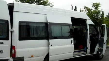 O tânără de 19 ani a ajuns la spital, după ce un pasager i-a prins capul în ușa unui microbuz