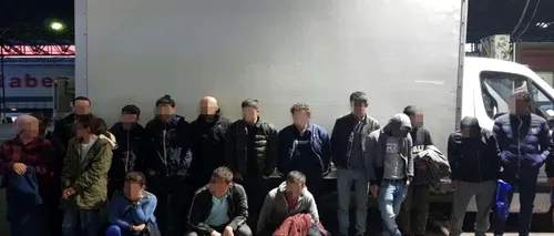 Polițiștii de frontieră au descoperit 17 cetățeni străini  ascunși într-o autoutilitară: Printre ei și o minoră - VIDEO