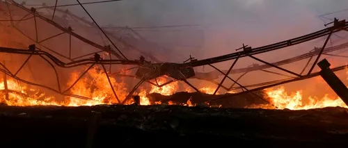 FOTO-VIDEO | Un incendiu puternic a cuprins mai multe hale cu mase plastice din Buzău. A fost emis mesaj RO-Alert
