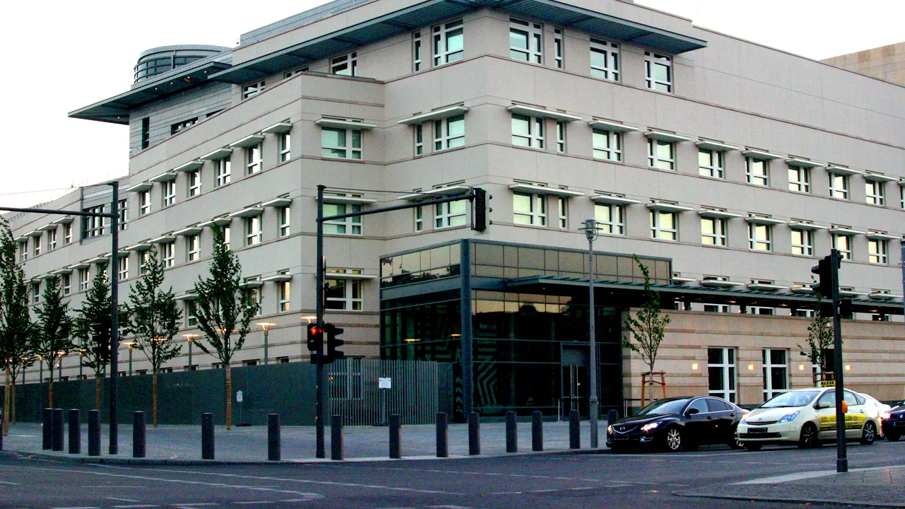 Un bărbat cu probleme psihice a încercat să introducă o bombă în Ambasada SUA din Berlin