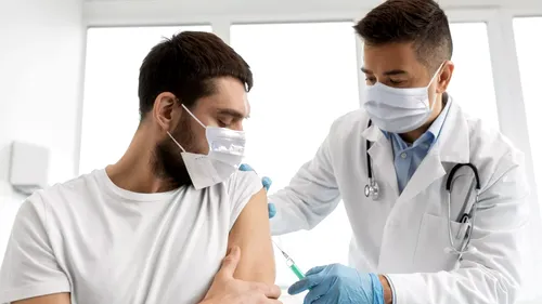 Anticorpii oferiți de vaccinul anti-COVID Pfizer dispar după 7 luni la multe dintre persoanele imunizate