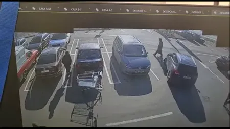 Accident grav în parcarea unui supermarket din Alba Iulia. Un bătrân a fost lovit de o mașină