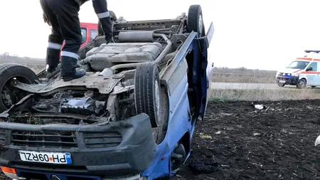 FOTO. Accident cumplit, cu 9 victime. Un microbuz s-a răsturnat pe câmp, șoferul a scăpat neatins
