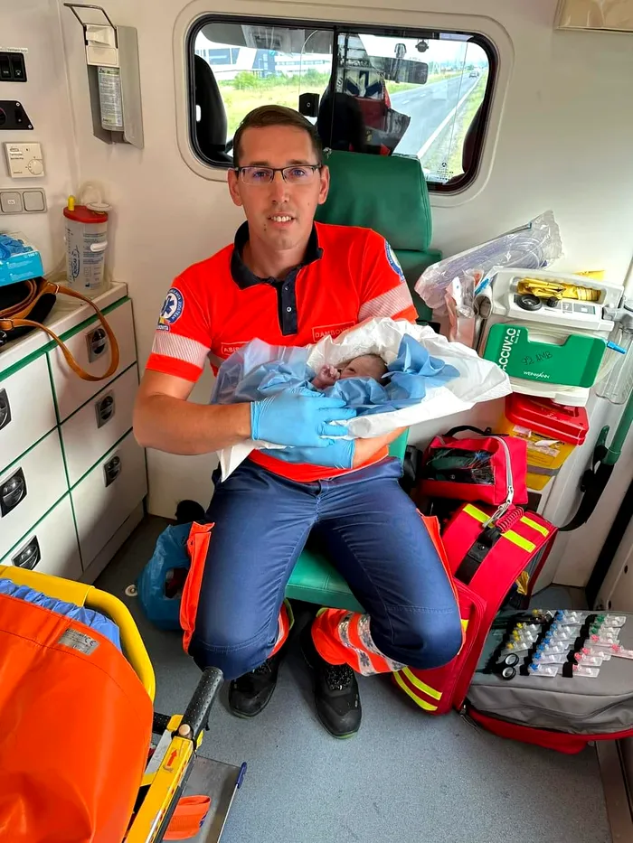 Misiune specială: Un bebeluș din Dâmbovița a venit pe lume în ambulanță
