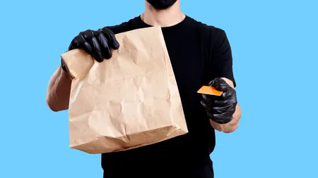 Un livrator de mâncare a rămas fără loc de muncă din cauză că aplicația pe care o folosea zilnic nu îi mai recunoștea chipul