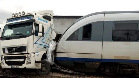 Accident feroviar în Vaslui. Un TIR a fost lovit de două trenuri (Galerie FOTO&VIDEO)