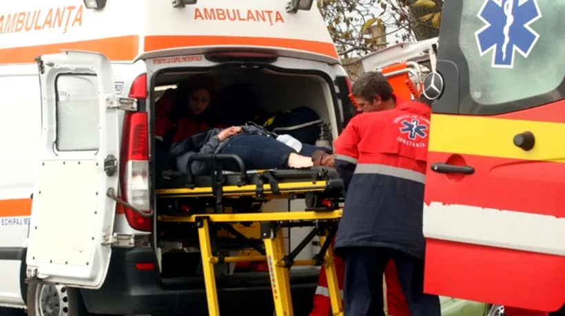 Un mort și doi răniți în Bistrița-Năsăud, după ce un microbuz s-a răsturnat peste gardul unui imobil