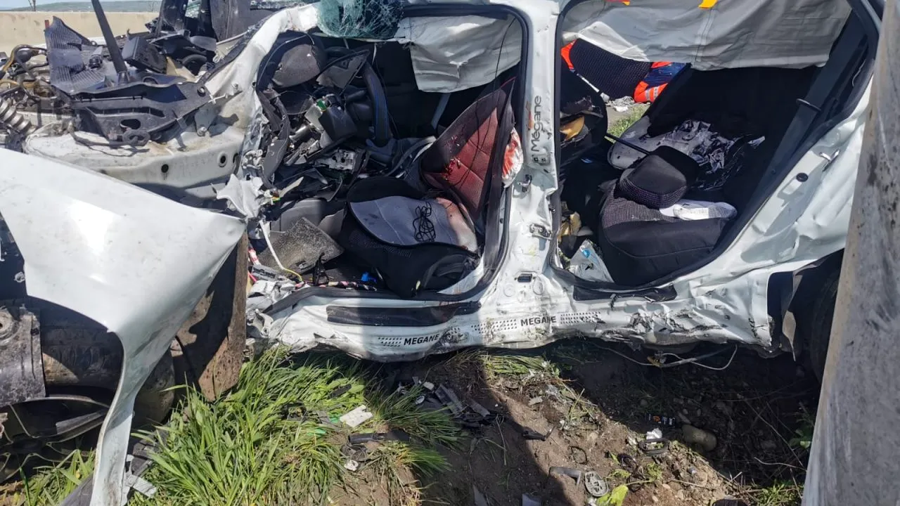 Doi oameni au murit și alți doi au fost răniți după ce mașina în care se aflau a lovit un stâlp de electricitate de pe DN 1, în zona Băicoi (FOTO)