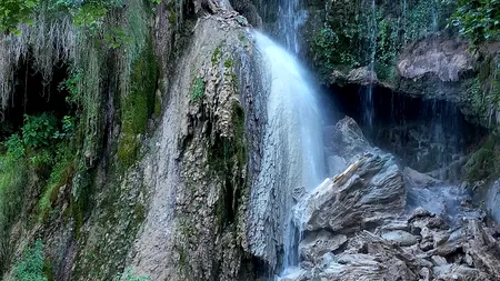 O celebră cascadă din România s-a PRĂBUȘIT chiar în locul în care, de obicei, se scăldau turiștii