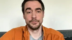 Actorul francez Arnaud Denis a murit prin eutanasiere în Belgia, la 43 de ani. În 2023, o operație de rutină i-a schimbat radical viața