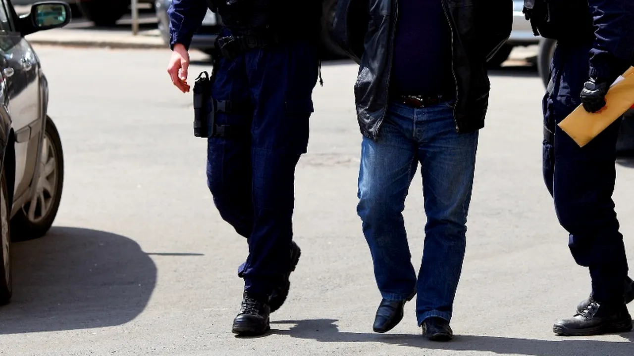Trei bărbați, între care un funcționar public cu statut special, arestați pentru proxenetism