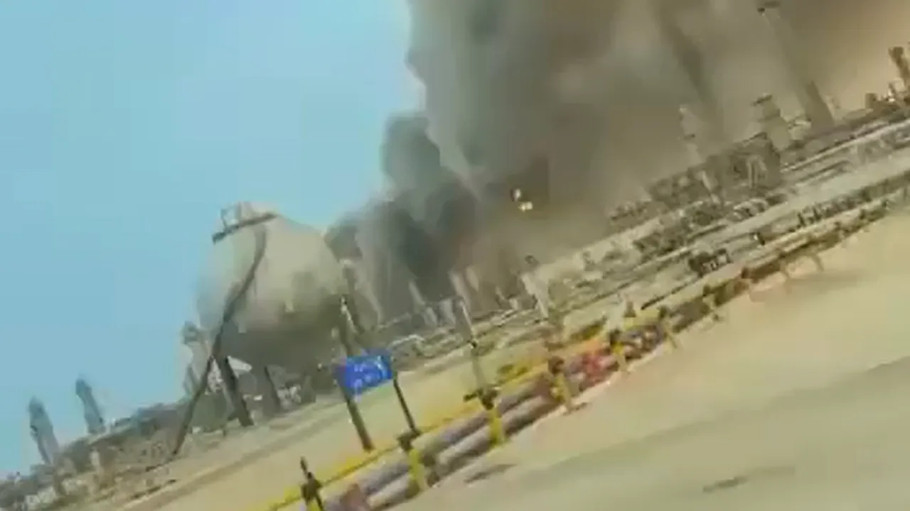 Rafinăria Ras Tanura a Saudi Aramco, una dintre cele mai mari din Orientul Mijlociu, a fost lovită de o dronă și închisă ca măsură de precauție