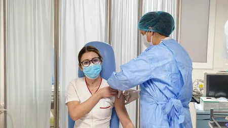 A început vaccinarea în România! A fost vaccinat primul român împotriva Covid-19. Mesajul primei asistente vaccinate: „Le transmit românilor să deschidă bine ochii și să vină să se vaccineze”- FOTO