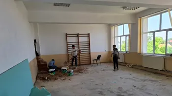 Caz revoltător în Dolj. Elevi trimiși la școală să învețe, puși să MUNCEASCĂ pe șantier chiar înainte să intre în vacanță