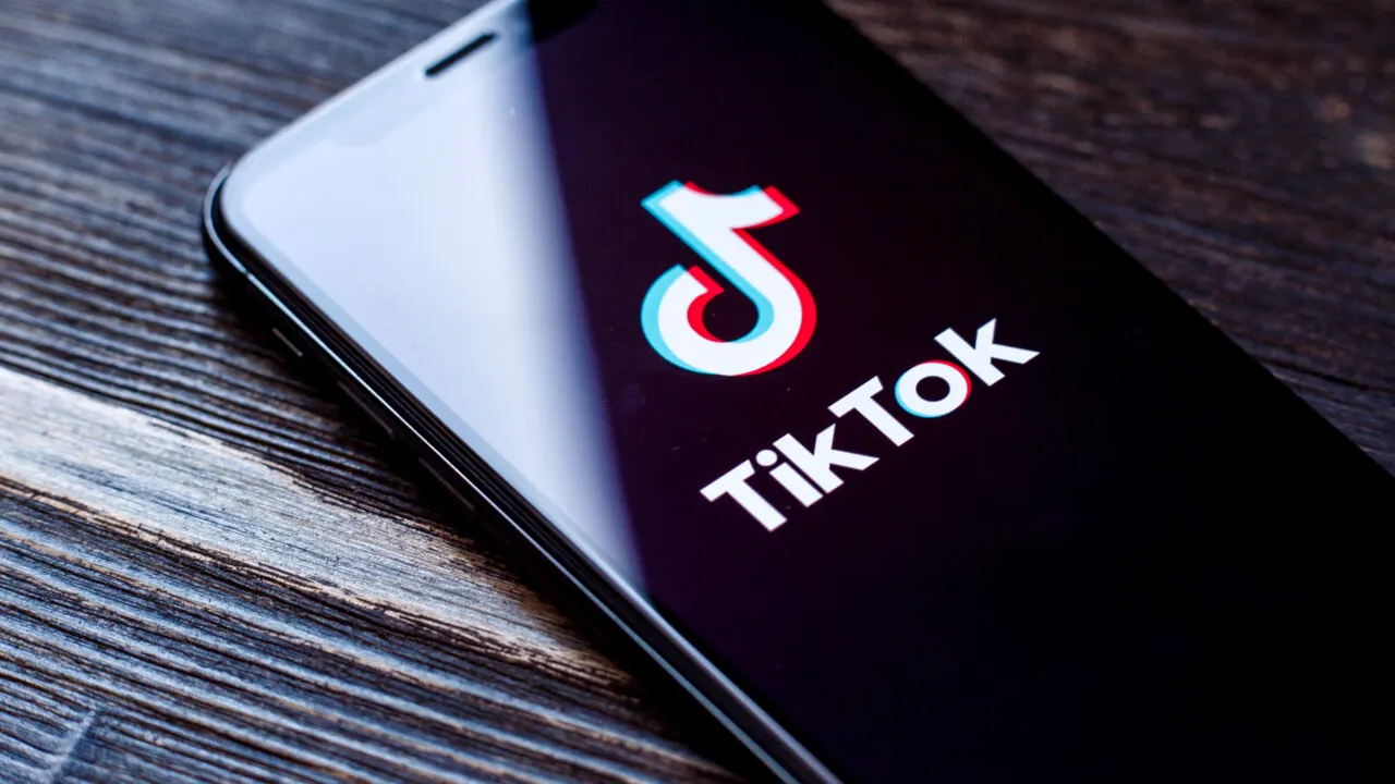 O adolescentă a murit, împușcată în cap, în timp ce făcea un video pe TikTok cu prietenii ei, care mânuiau o armă