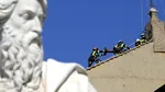 Pompierii instalează coșul de fum pe Capela Sixtină. Vaticanul se pregătește de alegerea noului Papă