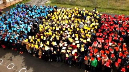 VIDEO. Cum au sărbătorit Ziua Națională elevii și profesorii de la un liceu din Oradea