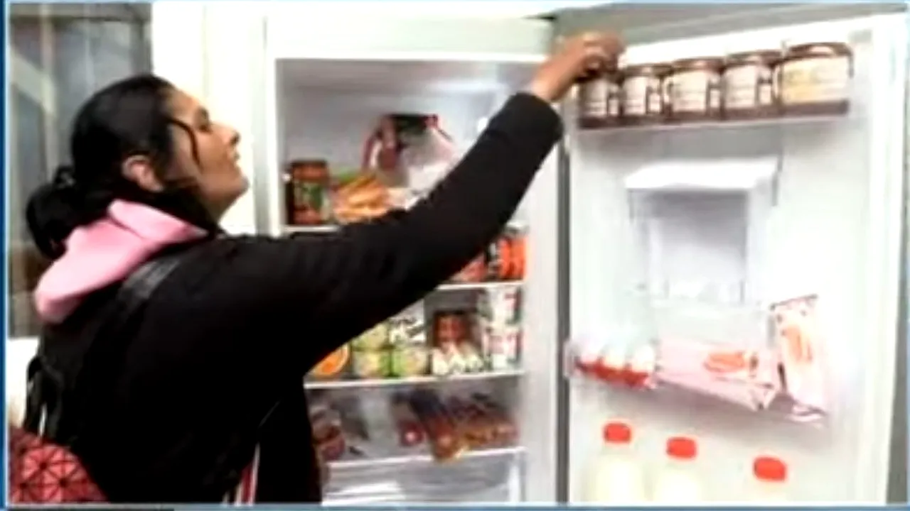 „Luați ceea ce aveți nevoie!” Frigiderul COMUNITAR, ajutor pentru familiile nevoiașe din Câmpina