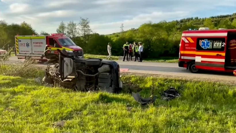 Trei persoane au fost rănite pe un drum din Bistrița-Năsăud, după ce mașina în care se aflau a lovit un cap de pod. Șoferul nu avea permis auto (VIDEO)