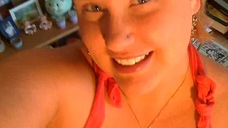 O femeie babysitter a abuzat-o pe fetița de care trebuia să aibă grijă și a postat imaginile pe internet