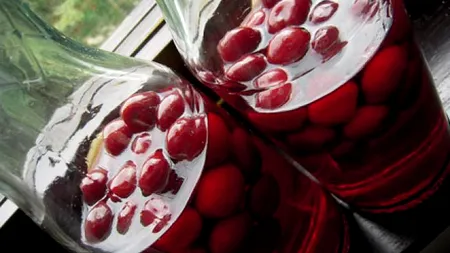 Momente tragice pentru o familie din Vaslui, după ce trei frați au mâncat vișine din vișinată