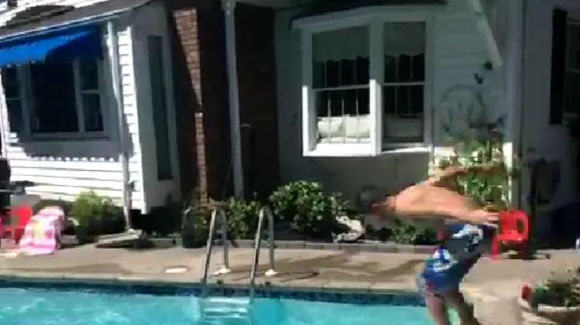 „ILUZIE OPTICĂ virală pe Internet: Ce se întâmplă când acest băiat sare în piscină