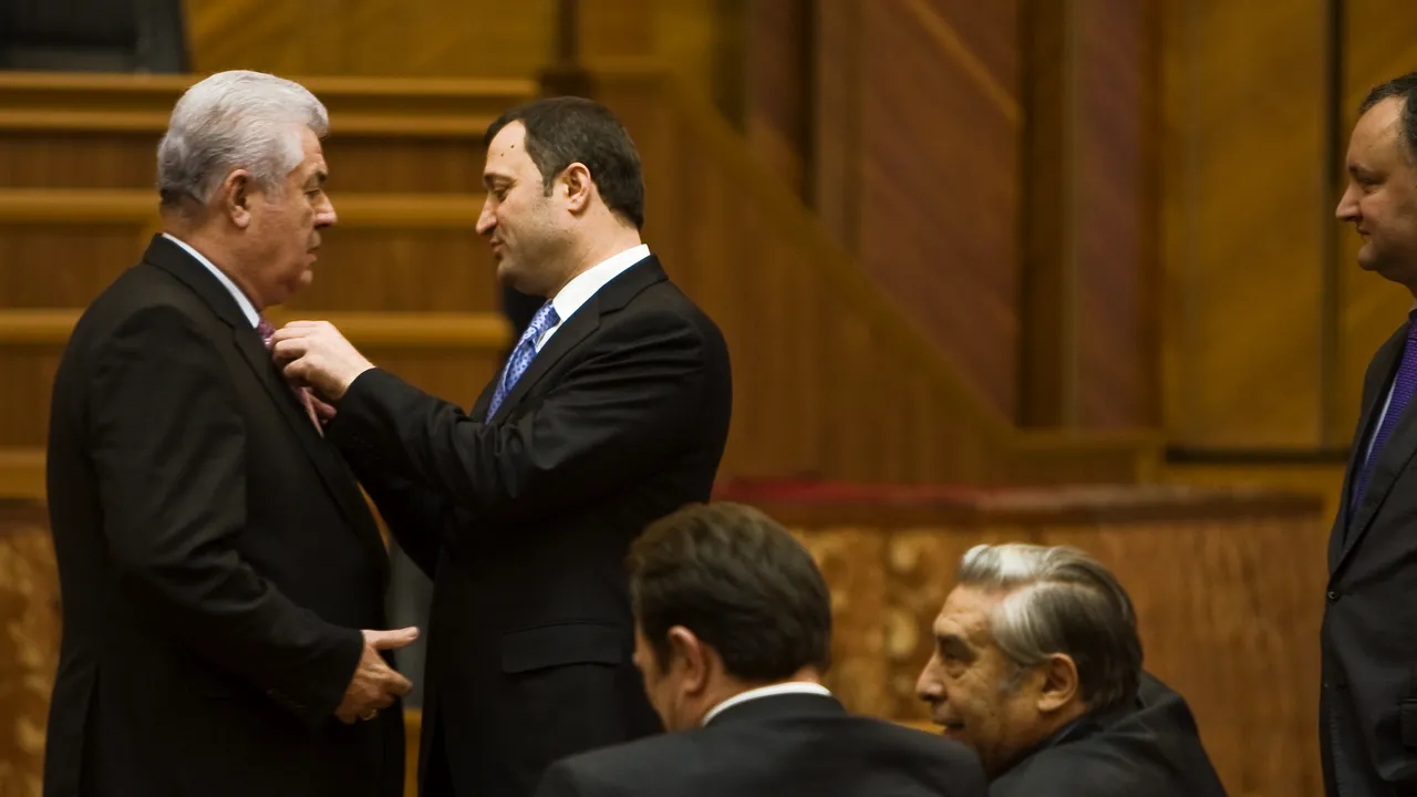 Proeuropenii de la Chișinău ar fi aproape de un acord cu comuniștii lui Voronin pentru o „monstruoasă coaliție