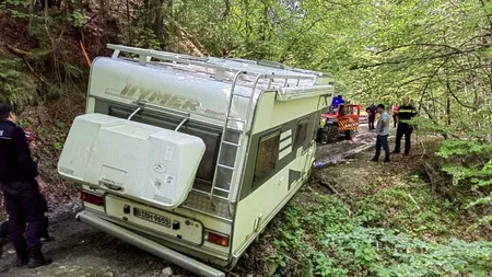 O familie de turiști germani, criticată dur după ce a rămas blocată, cu rulota, deasupra unei prăpastii din Ceahlău. Drumul era închis